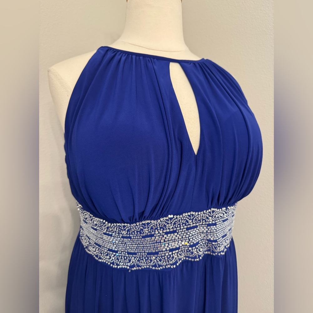Plus Dress - Picture 4 of 12